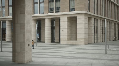 独自走在建筑物外街上的女人 · 免费素材视频