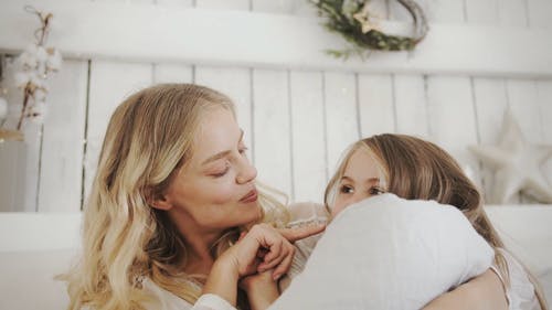 母亲和女儿的结合时刻 · 免费素材视频