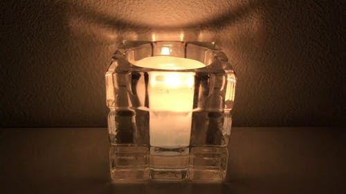 玻璃烛台上的烛光 · 免费素材视频