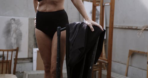 一个女人身体投射不同姿势 · 免费素材视频