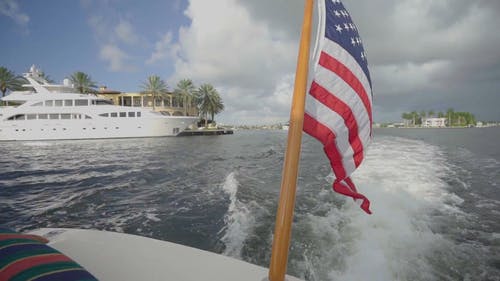 在高速旅行的汽艇上的美国国旗 · 免费素材视频
