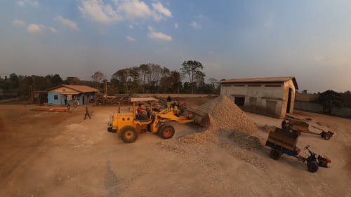 有关前装载卡车, 岩石, 工作者的免费素材视频