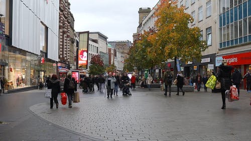 人们忙着在购物中心上行走 · 免费素材视频