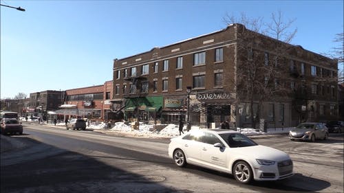 在加拿大魁北克镇的一条繁忙的街道 · 免费素材视频