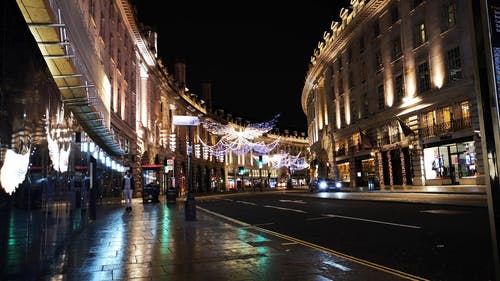 圣诞季节在伦敦街上的装饰 · 免费素材视频