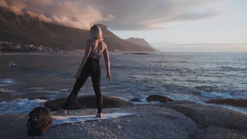 在海边做瑜伽的视频 · 免费素材视频