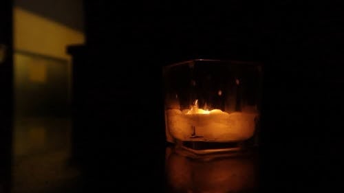 一杯点燃的蜡烛 · 免费素材视频