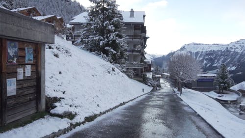 在瑞士白雪覆盖的山村 · 免费素材视频
