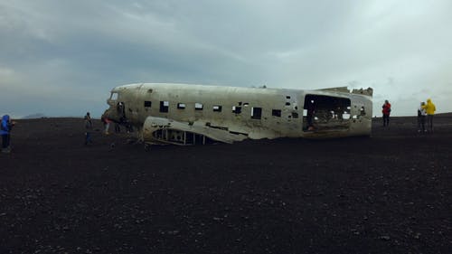 人们访问站点以查看坠毁的飞机的残骸 · 免费素材视频