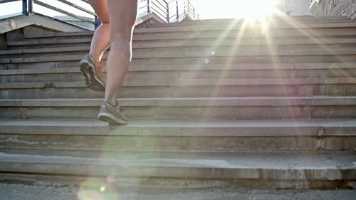 一个女人跑户外楼梯的背面 · 免费素材视频