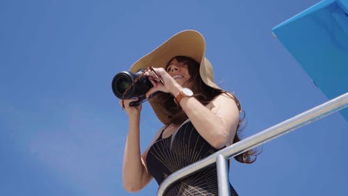 在蠕虫的眼中拍照的女人的镜头 · 免费素材视频