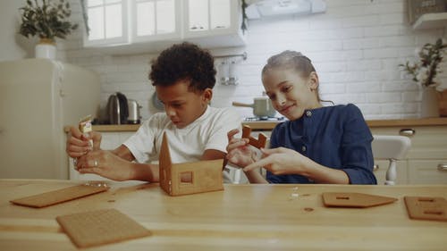 孩子们试图建一个姜饼屋 · 免费素材视频