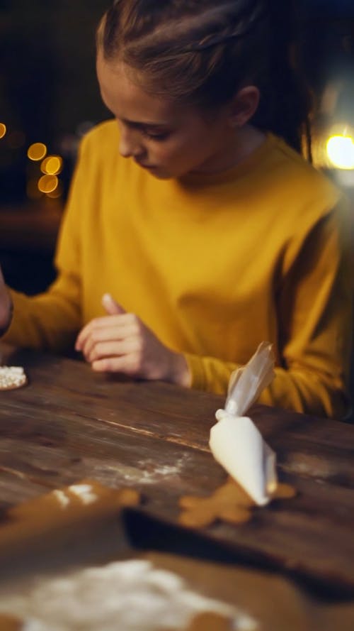一个男孩在饼干上结冰的女孩，一个男孩从脸上擦去污垢 · 免费素材视频