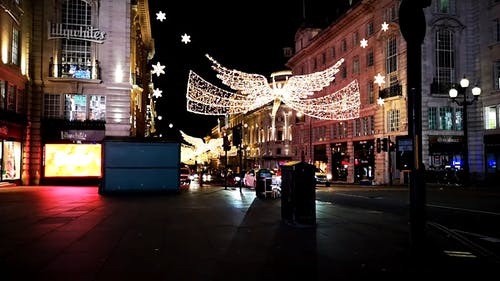 天使雕像中的明亮圣诞灯点亮伦敦的街道 · 免费素材视频