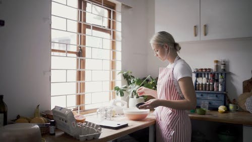 一个女人在厨房里烘烤的过程 · 免费素材视频