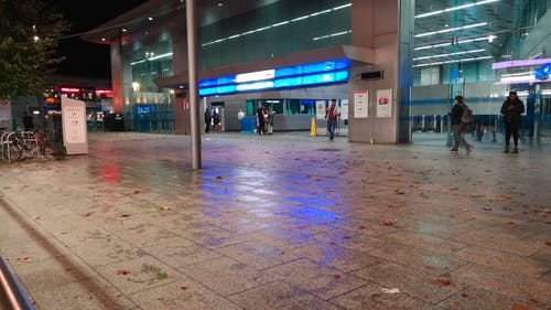 人们走进伦敦的谢珀德布什火车站 · 免费素材视频