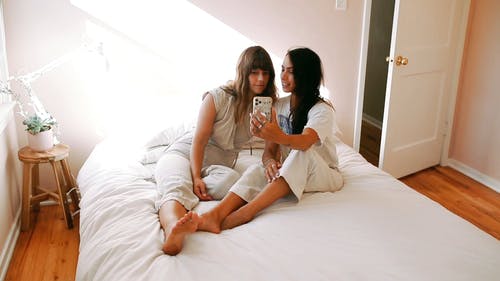 两个女人在床上视频聊天 · 免费素材视频