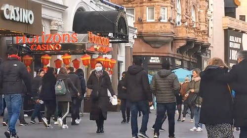 在时间流逝的大街上行走的人的镜头 · 免费素材视频