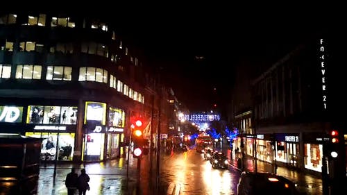 晚上在完全装饰有圣诞灯饰的道路上旅行 · 免费素材视频