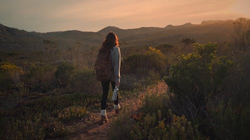有关在日落时走的女人, 女人走路, 山的免费素材视频