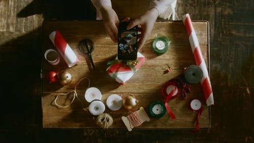 在桌面上拍摄包装好的礼物和用于它的材料的照片 · 免费素材视频