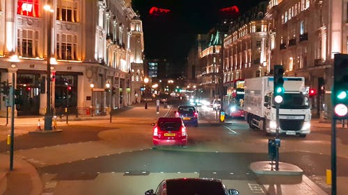 晚上在伦敦街头逛街 · 免费素材视频