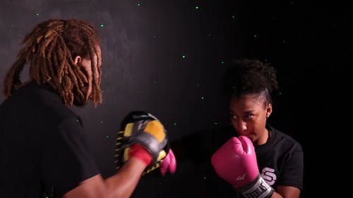 一个男人训练一个女人在拳击 · 免费素材视频