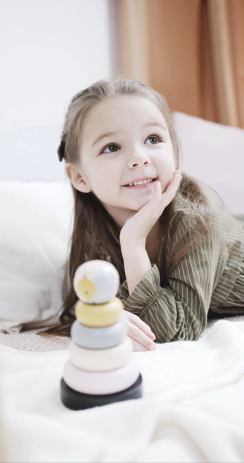 一个可爱的小女孩玩一个木制玩具 · 免费素材视频