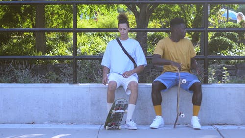 两名男子坐在混凝土长凳上互相交谈 · 免费素材视频
