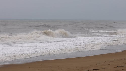 大浪冲向岸 · 免费素材视频