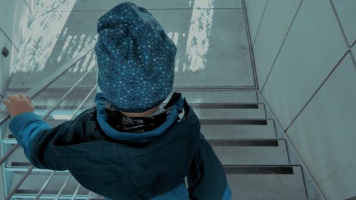 一个男孩越过楼梯步入较低的平台 · 免费素材视频