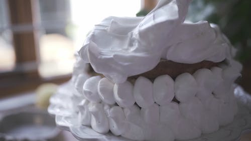 一个人结冰的烤蛋糕配白色蛋白甜饼 · 免费素材视频