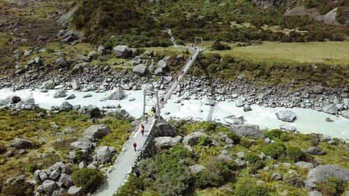 在多岩石的河上建造的步行桥 · 免费素材视频