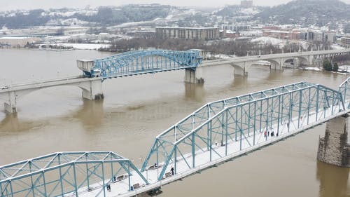 这座桥的镜头与人路过 · 免费素材视频