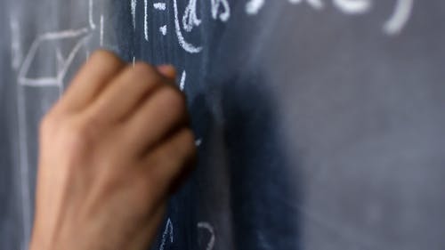 一个人在黑板上写数学方程 · 免费素材视频