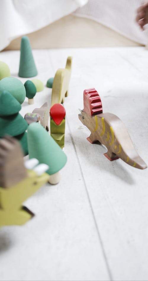孩子们在地板上玩木制玩具 · 免费素材视频