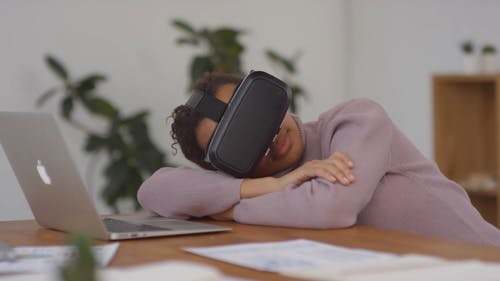 一个女人在休息时间结束时卸下虚拟现实设备 · 免费素材视频