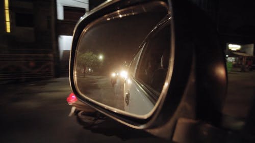 摩托车从车辆后视镜在道路上的反射 · 免费素材视频