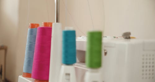 缝纫机上不同颜色的线轴 · 免费素材视频