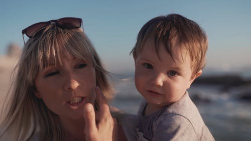 一个小男孩亲吻她的妈妈 · 免费素材视频