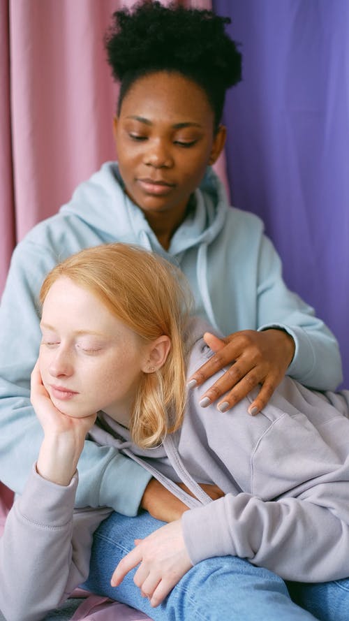 女人爱抚另一个女人 · 免费素材视频