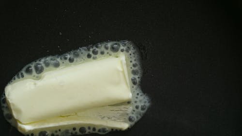 在一个热锅中融化的黄油的特写视图 · 免费素材视频