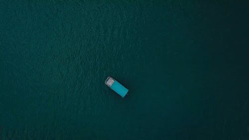 船在海中的顶视图镜头 · 免费素材视频