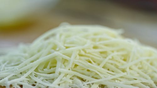 使用厨房工具切碎机切碎一块奶酪 · 免费素材视频