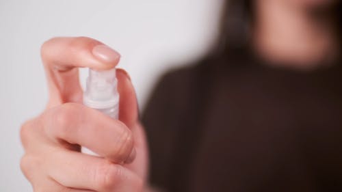 有关人, 冠状病毒, 喷雾瓶的免费素材视频