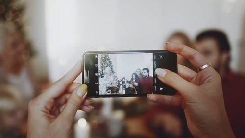 使用智能手机拍摄家庭照片 · 免费素材视频