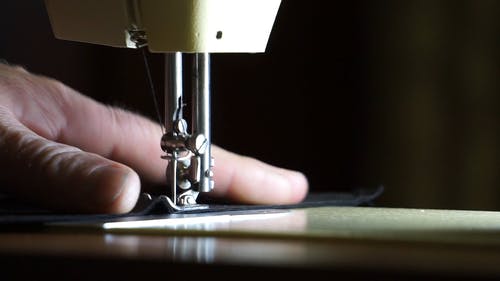 使用缝纫机的裁缝 · 免费素材视频