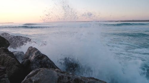 海浪冲撞海边的岩石形成 · 免费素材视频