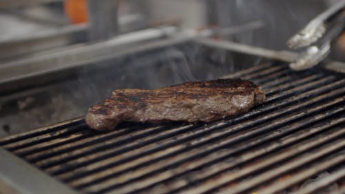 木炭烤牛排 · 免费素材视频