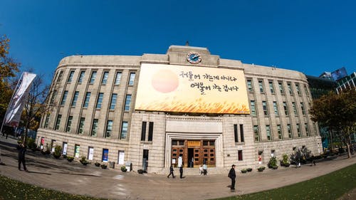 在韩国首尔进出公共图书馆的人们 · 免费素材视频
